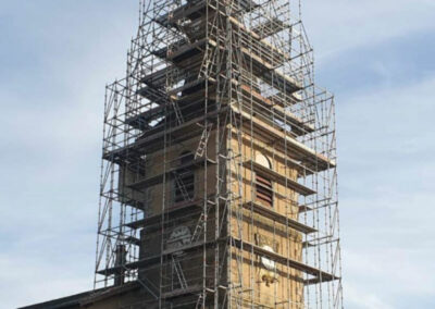 Installation d'un échafaudage multidirectionnel à l'église de Gomelange