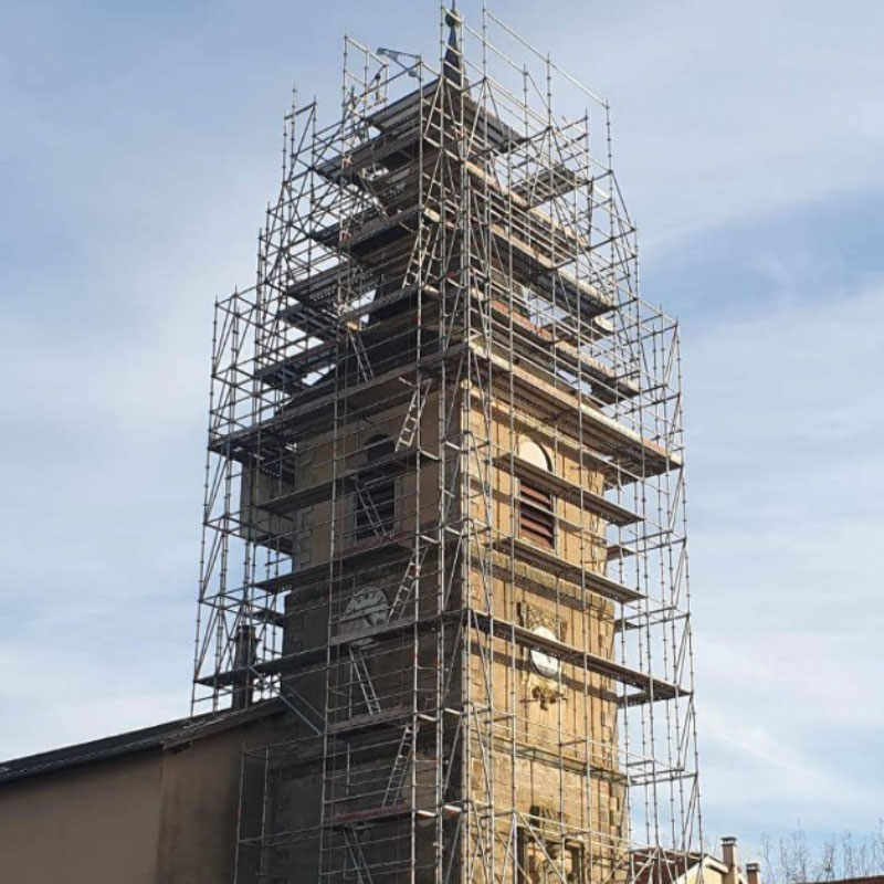 Installation d'un échafaudage multidirectionnel à l'église de Gomelange