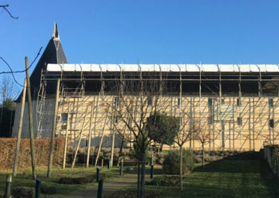 Montage d'un échafaudage fixe au Musée de la bière à Stenay