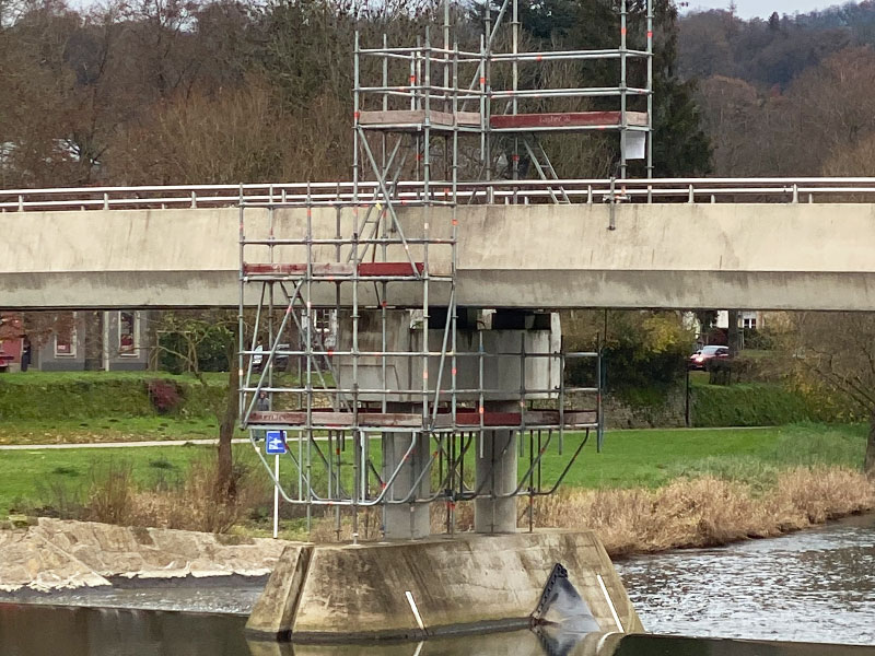 Installation d'un échafaudage multidirectionnel sur un pont au Luxembourg