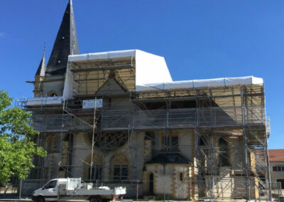 Installation d'un échafaudage pour le temple protestant de Courcelles-Chaussy