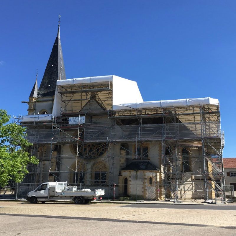 Installation d'un échafaudage pour le temple protestant de Courcelles-Chaussy